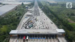 Berdasarkan data volume lalu lintas kendaraan yang masih meningkat dari arah Jakarta menuju ke arah Timur.  (Liputan6.com/Herman Zakharia)