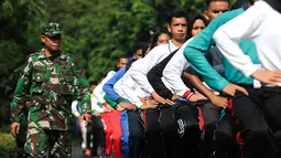 Tim pelatih calon Paskibraka saat memberikan pelatihan baris berbaris di PPPON, Cibubur, Jakarta Timur, Kamis (27/7). Hari ke-3 diklat, calon Paskibraka mulai dilatih baris berbaris oleh tim pelatih dari TNI dan Polri. (Liputan6.com/Yoppy Renato)