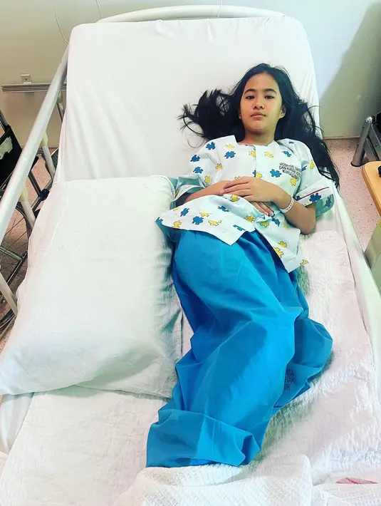 Tragedi tersebut jatuh sekitar bulan akhir Februari lalu. Putri sedang syuting serial Jaga Aku Selamanya di Berenang di kawasan Selangor Malaysia. Akibat kejadian tersebut, remaja 12 tahun itu jatuh duduk dan bagian pinggung menabrak peralatan syuting.[Instagram/puterirafasya1]