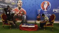 Dua suporter sedang bertanding game konsol Pro Evolution Soccer (PES) di Fan Zone Piala Eropa 2016 Paris, Prancis, Minggu (26/6/2016). (Bola.com/Ary Wibowo)