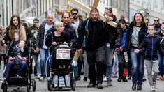 Seorang pria asal Kroasia, Sasa Pavlic tiba di ibu kota Zagreb sambil membawa salib, Kamis (5/4). Sasa Pavlic melakukan aksi protes dengan berjalan kaki sejauh 200 kilometer sambil membawa salib kayu seberat 20 kilogram di pundaknya. (AFP PHOTO/STR)
