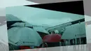 Pesawat Garuda Indonesia dengan nomor penerbangan GA-618 rute Jakarta-Makassar, tergelincir di landasan pacu Bandara Internasional Sultan Hasanuddin, Makassar, Selasa (2/6/2015). (twitter.com/agus_noor)