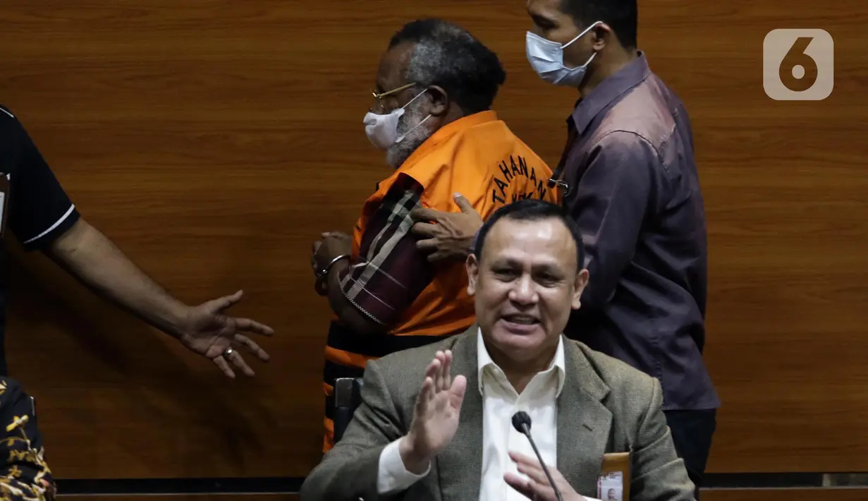 Bupati Mimika Eltinus Omaleng (rompi oranye) usai dihadirkan dalam rilis penahanan di Gedung KPK Jakarta, Kamis (8/9/2022). Eltinus Omaleng merupakan tersangka kasus dugaan korupsi pembangunan Gereja Kingmi Mile 32 di Mimika, Papua. Eltinus sempat tak terima dijerat sebagai tersangka oleh KPK dan mengajukan gugatan praperadilan. (Liputan6.com/Helmi Fithriansyah)