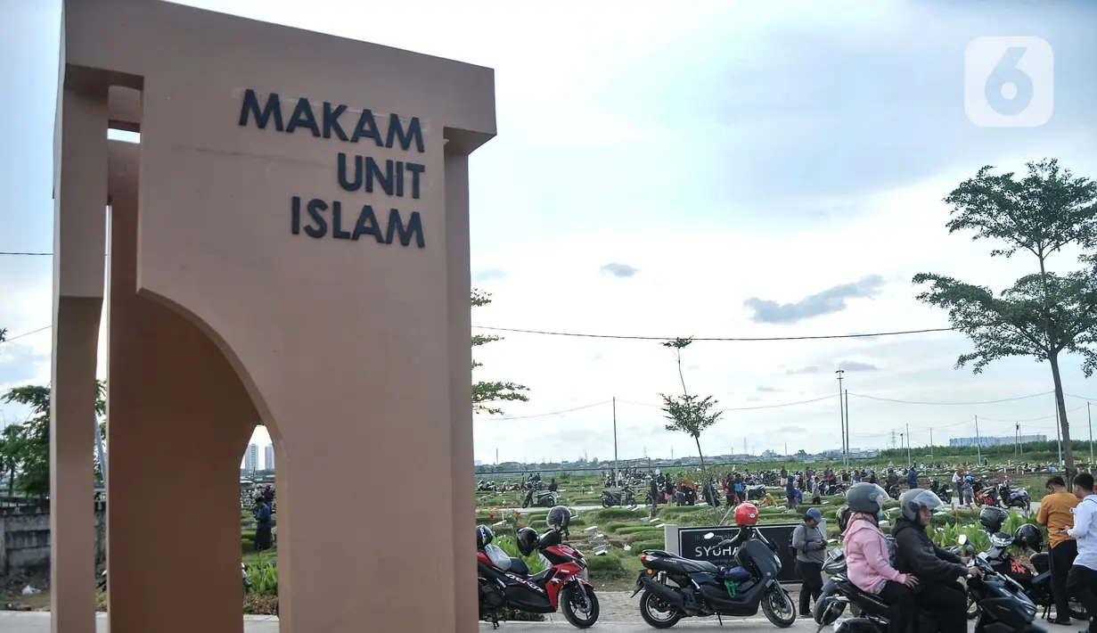 Kepadatan di TPU Rorotan sudah mulai terlihat di pintu masuk pemakaman.  Antrean kendaraan terlihat memadati lingkungan TPU. (merdeka.com/Iqbal S. Nugroho)