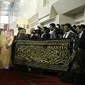 Raja Arab Saudi Salman bin Abdulaziz Al Saud bersama rombongan memberikan kiswah atau potongan penutup Kabah untuk masjid Istiqlal. (Liputan6.com/Angga Yuniar)