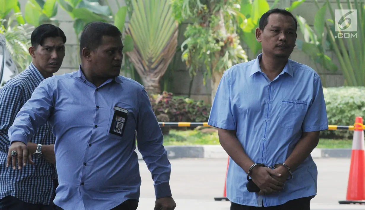 Kepala Dinas Bina Marga Kabupaten Lampung Tengah Taufik Rahman tiba di Gedung KPK, Jakarta, Senin (20/5/2019). Taufik terbukti memberi suap Rp 9,6 miliar anggota DPRD Lampung Tengah, seperti Natalis Sinaga, Rusliyanto, Zainudin Ahmad Gunadi, Raden Sugiri, dan Bun Yana. (merdeka.com/Dwi Narwoko)