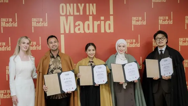 Ayana Moon bersama para duta Internasional untuk Madrid. (Foto: Dok. Koleksi Pribadi Ayana Moon)