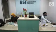 Aktivitas pekerja di kantor cabang Bank Syariah Indonesia, Jakarta Selasa (2/2/2021). PT Bank Syariah Indonesia Tbk (BSI) resmi beroperasi dengan nama baru mulai 1 Februari 2021. (Liputan6.com/Johan Tallo)