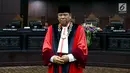 Hakim Konstitusi Arief Hidayat saat akan diambil sumpahnya sebagai Ketua Mahkamah Konstitusi periode 2017 - 2020 di Gedung MK, Jakarta, Jumat (14/7). Arief Hidayat terpilih secara aklamasi melalui musyawarah mufakat. (Liputan6.com/Johan Tallo)