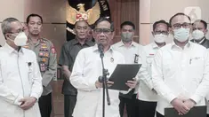 Menko Polhukam Mahfud MD (tengah) didampingi Wakil Ketua KPK Alexander Marwata (kiri) dan Kepala PPATK Ivan Yustiavandana (kanan) menyampaikan keterangan terkait situasi Papua usai penetapan Gubernur Papua Lukas Enembe sebagai tersangka kasus korupsi di Gedung Kemenko Polhukam, Jakarta, Senin (19/9/2022). Menurut Mahfud MD, situasi di Papua memanas. (Liputan6.com/Faizal Fanani)