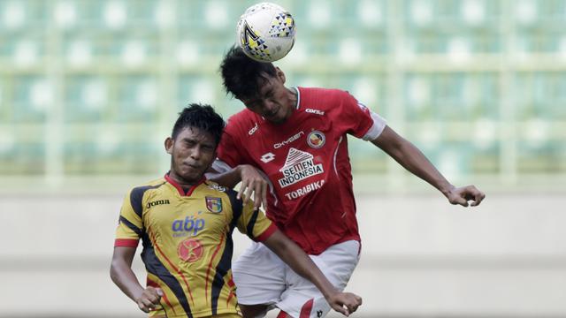Bek Semen Padang, Leo Guntara, menyundul bola saat melawan Mitra Kukar pada laga Piala Presiden 2019. (Bola.com/Yoppy Renato)