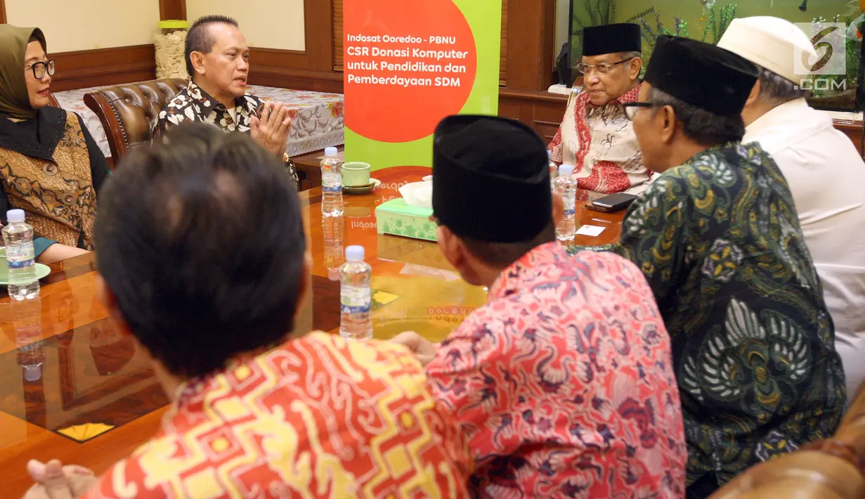 President Director & CEO Indosat Ooredoo Chris Kanter didampingi Head Corporate Communications Indosat Turina Farouk berbincang dengan Ketum PBNU KH Said Aqil Siroj dan jajaran pengurus lainnya di Kantor PBNU, Jakarta, Jumat (28/12). (Liputan6.com/HO/Eko)