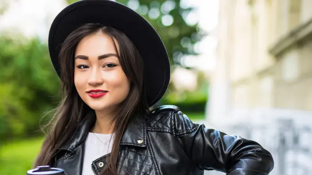 perempuan bahagia stylish modis cantik mandiri