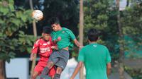 Duel pemain Timnas Indonesia U-16 dan pemain Top Skor U-16  pada laga uji coba di Lapangan Atang Sutresna, Cijantung, Kamis (10/5/2018). Tim Top Skor U-16 menang 2-0 atas Timnas Indonesia U-16. (Bola.com/Nick Hanoatubun)