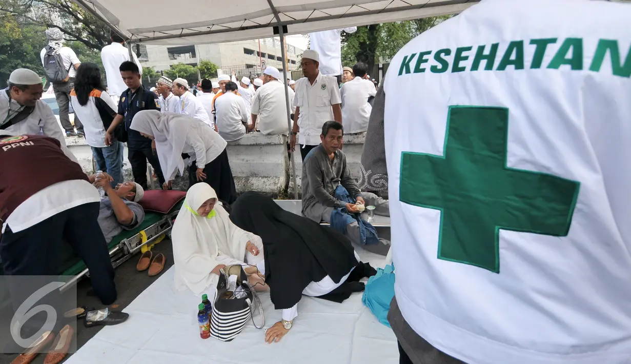 Seorang demonstran yang kelelahan sedang istirahat di posko kesehatan, Jakarta, Jumat (4/11). Relawan kesehatan siaga bantu para demonstran yang kelelahan atau sakit saat aksi demo. (Liputan6.com/Yoppy Renato)