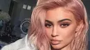 Dikenal senang gonta-ganti gaya rambut, Kylie Jenner tampil memukau dengan warna pink rose. (instagram/kyliejenner)