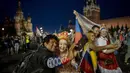 Suporter Rusia berpesta merayakan keberhasilan negaranya mengalahkan Spanyol pada laga 16 besar Piala Dunia di Moskow, Minggu (1/7/2018). Rusia untuk pertama kalinya lolos ke babak perempatfinal. (AFP/Victor Caivano)