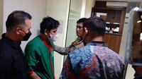 Satresnarkoba Polres Metro Jakarta Barat menyita 45 butir Valdimex Diazepam milik gitaris Band Kahitna, Andrie Bayuaji (48). (Ady Anugrahadi)