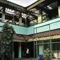 Petugas keamanan melintasi ruangan kelas usai kebakaran melanda SMA Negeri 100 Jakarta, Rabu (1/7/2020). Beruntung tidak ada korban jiwa dalam kebakaran ini, namun sedikitnya tujuh ruangan beserta isinya ludes dilalap si jago merah. (merdeka.com/Iqbal S Nugroho)