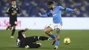 Pemain Napoli, Lorenzo Insigne (kanan) berebut bola dengan pemain Spezia, Nahuel Estevez dalam pertandingan perempat final Coppa Italia di Stadion Diego Armando Maradona, Jumat (29/1/2021) dini hari WIB. (Foto: AP/LaPresse/Alessandro Garofalo)