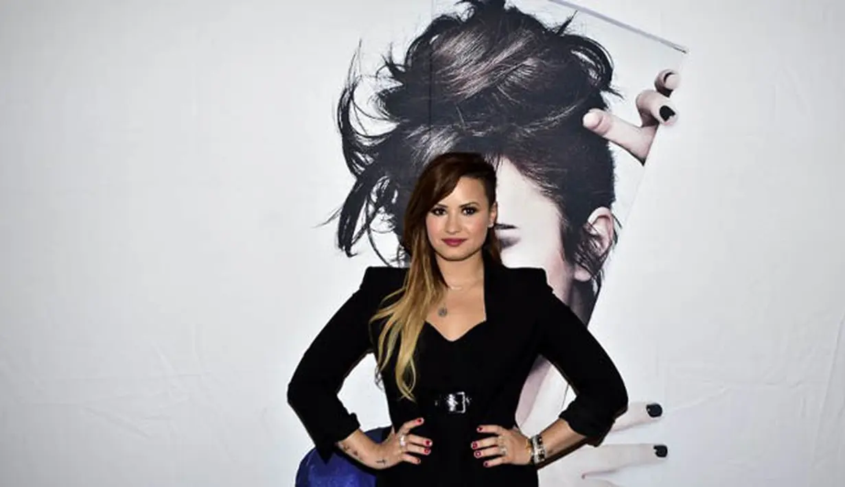 Di usia yang baru menginjak 20-  an, wajah penyanyi Demi Lovato   tampak tua karena dipengaruhi   make-up yang digunakannya. (AFP PHOTO/RONALDO SCHEMIDT)