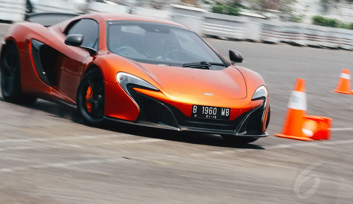 Di atas kendaraan super mewah, salah satu pengendara melakukan aksi drift saat beradu kemampuan di ajang Supercar Experience di Jakarta, Sabtu (1/11/2014). (Liputan6.com/Faizal Fanani)