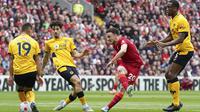 Pemain Liverpool Diogo Jota (kedua kanan) menendang bola di depan pemain Wolverhampton Wanderers Jonny (kiri) pada pertandingan sepak bola Liga Inggris di Stadion Anfield, Liverpool, Inggris, 22 Mei 2022. Liverpool menang 3-1 atas Wolverhampton Wanderers. (AP Photo/Jon Super)