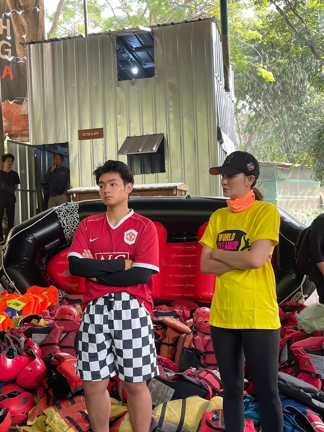 Luna Maya Bersih-bersih di Sungai Ciliwung
