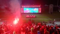 Suasana nonton bareng di Stadion Tambaksari, Surabaya menyaksikan laga Timnas Indonesia U-23 versus Irak pada perebutan tempat ke-3 Piala Asia U-23 2024. (Bola.com/Aditya Wany)