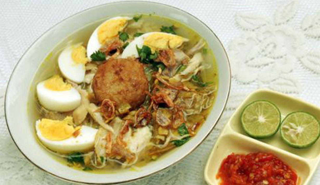 Soto banjar merupakan soto khas dari Banjarmasin, Kalimantan selatan. Soto ini juga berisi suiran ayam dan telur rebus. Yang membuat unik, soto Banjar menggunkan rempah – rempah seperti pala, cengkeh dan kayu manis. (Istimewa)