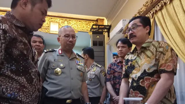 Ketua KPPU RI Muhammad Syarkawi Rauf bersama Kepala Satgas Pangan Polri Irjen Pol Setya Wasisto (Liputan6.com / Nefri Inge)