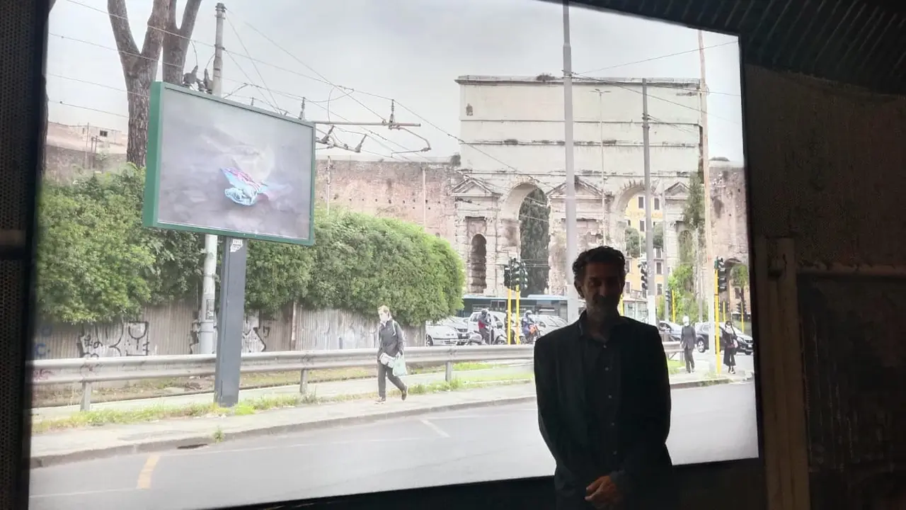 Iginio dan hasil karyanya yang ditampilkan di sepanjang jalan Menteng.