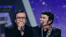 Setelah menyelesaikan pengobatan kanker limfoma, Ari Lasso kembali menggebrak panggung. Baru-baru ini, pelantun “Hampa” tampil di konser Dewa 19 di Surabaya hingga Kuala Lumpur, Malaysia. Ari Lasso juga beroleh kesempatan istimewa sepanggung dengan Raja Dangdut Rhoma Irama. Baginya, manggung momen berbagi energi dan menyerapnya dari penonton. (Foto: Dok. Instagram @ari_lasso)