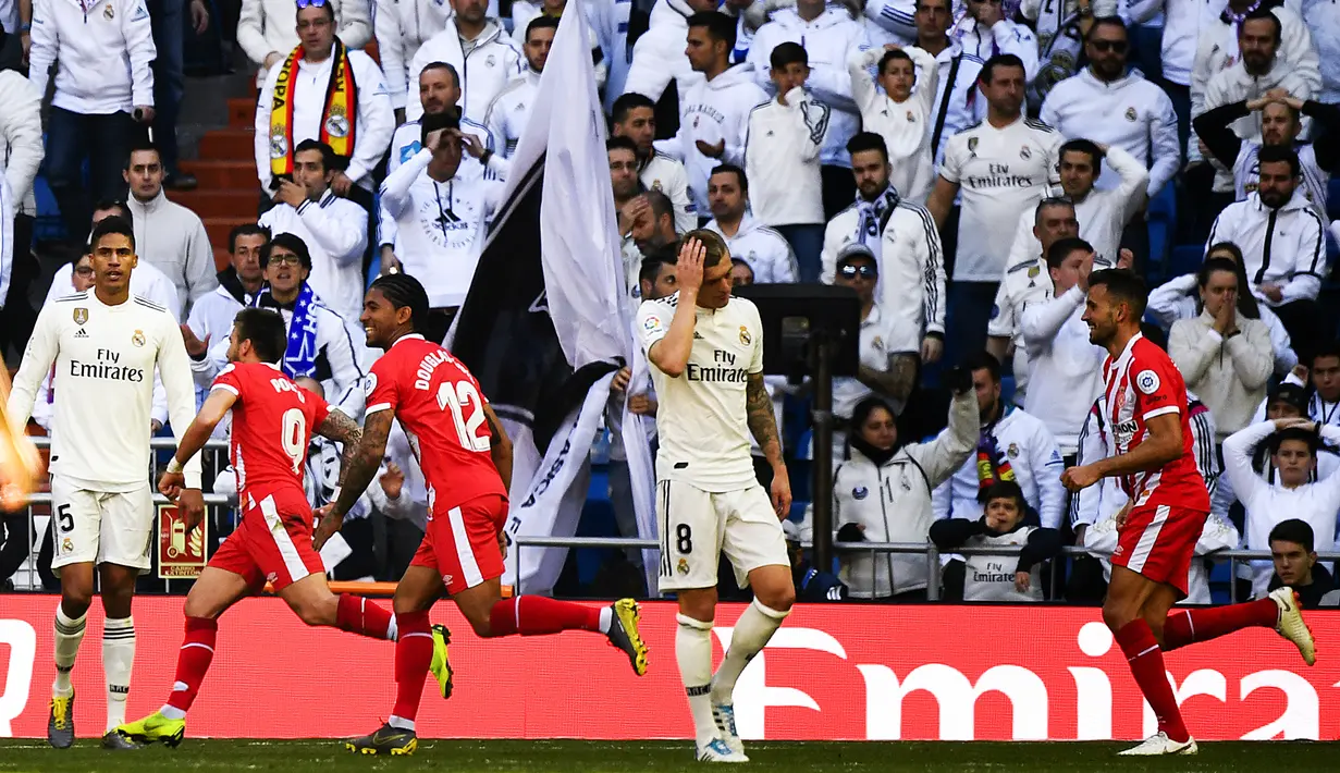 Para pemain Real Madrid tampak lesu usai gawangnya dibobol Girona pada laga La Liga di Stadion Santiago Bernabeu, Madrid, Minggu (17/2). Madrid kalah 1-2 dari Girona. (AFP/Gabriel Bouys)