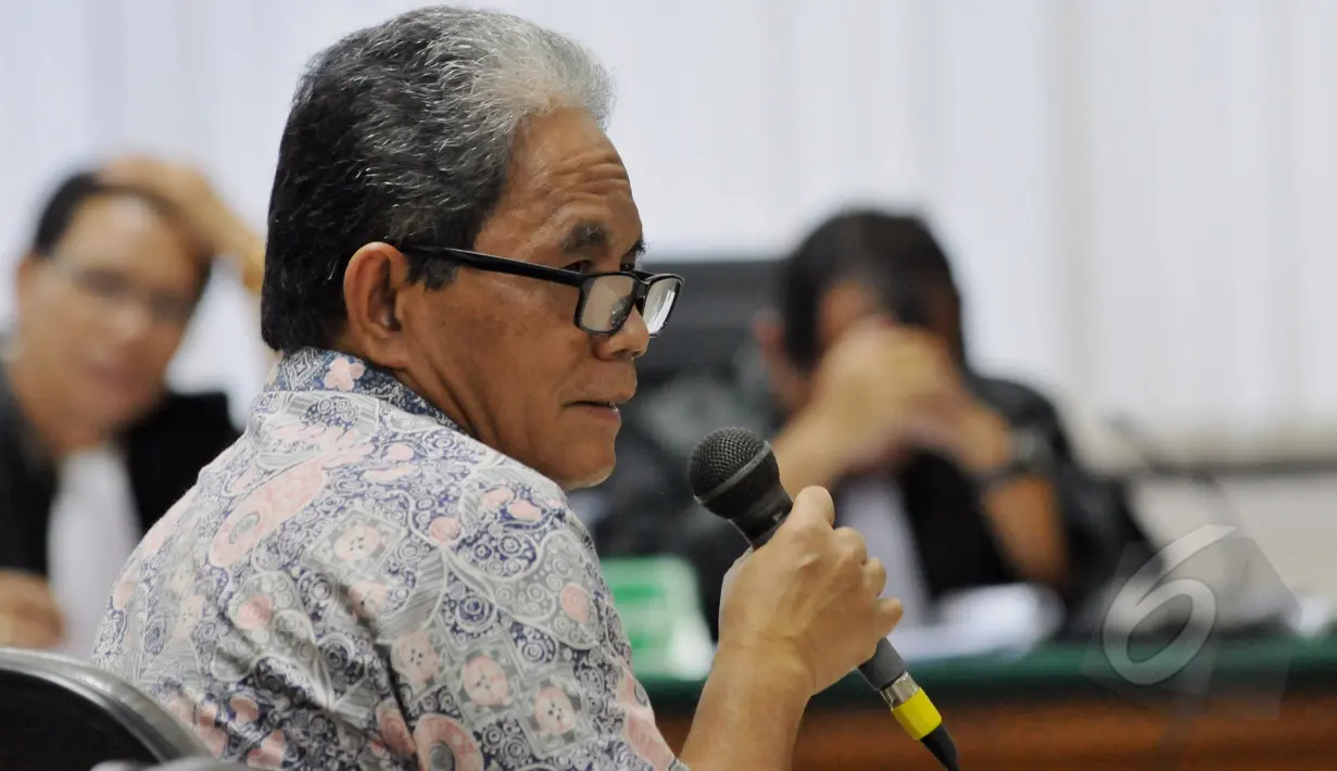 Mantan pegawai Dishub DKI, Hasbi Hasibuan menjadi saksi di sidang Udar Pristono di Pengadilan TIPIKOR, Jakarta, Rabu, (06/05/2015). Dalam kesaksian nya Hasbi mengatakan Udar telah mencairkan dana proyek Bus TransJakarta. (Liputan6.com/Andrian M Tunay)