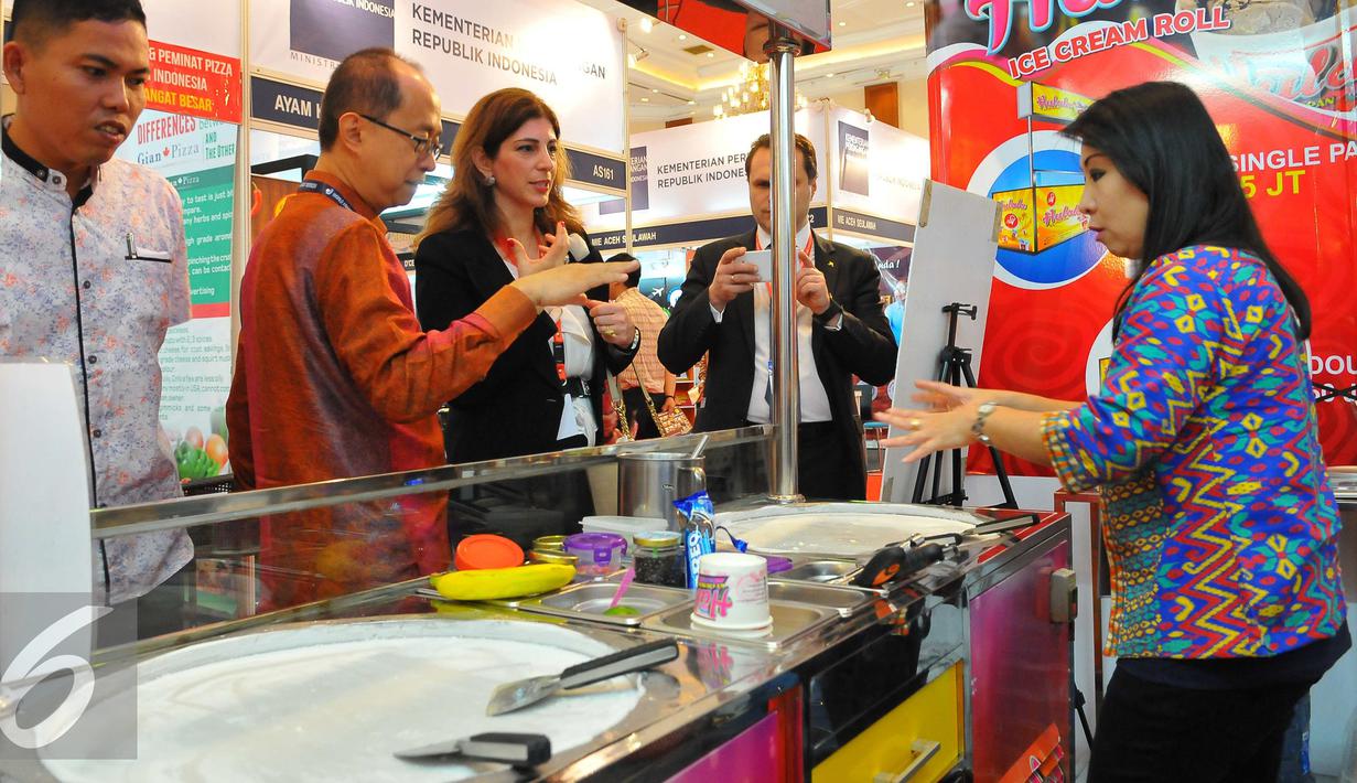 Pengunjung melihat pameran Indonesia Franchise & SME Expo (IFSE) di Jakarta Convention Center (JCC), Jumat (25/11). Diharapkan pengunjung dapat melihat peluang usaha yang ditawarkan oleh industri waralaba Indonesia. (Liputan6.com/Angga Yuniar)