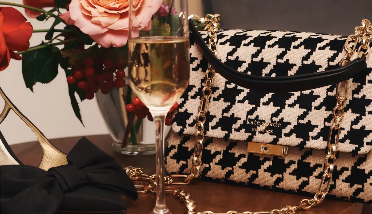 Untuk aksesori seperti jewelry dan sepatu, variannya sangat beragam. Aksen metalik pada sepatu ataupun ballet flats, akan membawa langkah kamu ke pesta-pesta seru di malam tahun baru.