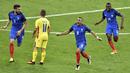 Peran Dimitri Payet saat Prancis menang 2-1 atas Rumania di partai pembuka Grup A Piala Eropa 2016 sangat penting. Satu gol dan satu assist membuatnya pantas meraih predikat Man of The Match. (AFP/Philippe Lopez)