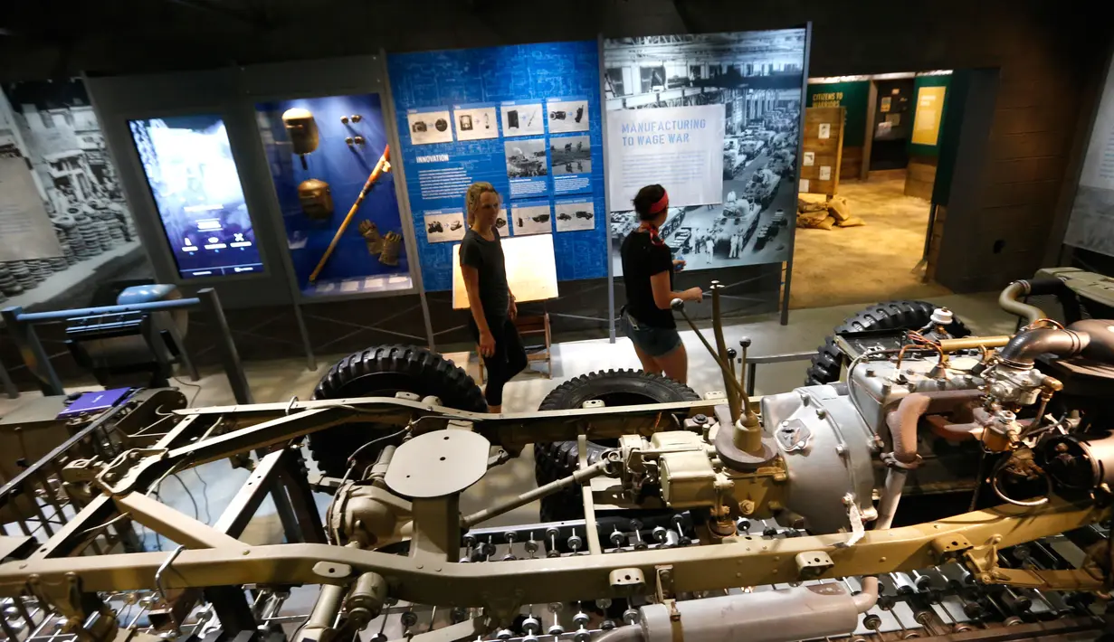 Pekerja berjalan melewati sebuah rangka mobil Jeep tentara yang ditampilkan dalam pameran "Salute to the Home Front" di Museum Nasional Perang Dunia II di New Orleans (5/6). (AP Photo/Gerald Herbert)