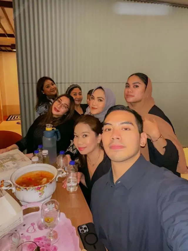 6 Potret Nikita Willy Buka Puasa Bareng Sahabat, Undang ke Apartemen Mewahnya