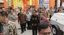 Presiden Joko Widodo saat meninjau stand Indonesia Infrastructure Week (IIW) dan Konstruksi Indonesia Tahun 2016 di Jakarta, Rabu (9/11). IIW 2016 menghadirkan 600 peserta pameran dari 37 negara. (Liputan6.com/Faizal Fanani)