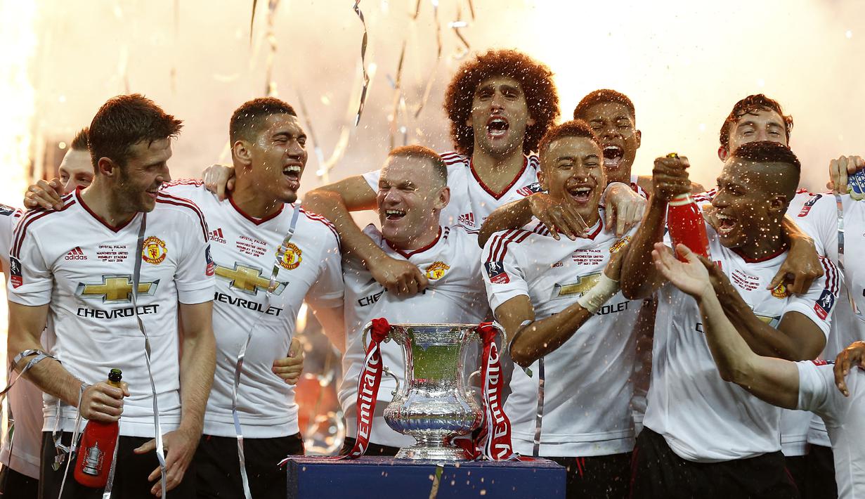 Selebrasi pemain MU setelah mengalahkan Crystal Palace dan keluar sebagai juara Piala FA 2015/2016. (AFP/Ian Kington)