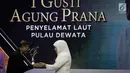 Menteri Sosial RI, Khofifah Indar Parawansa memberikan penghargaan kepada I Gusti Agung Pranan dalam Liputan 6 Award 2017 di Studio SCTV Tower, Jakarta, Sabtu (20/5). Sebanyak enam orang terpilih meraih Liputan 6 Awards 2017. (Liputan6.com/Faizal Fanani)