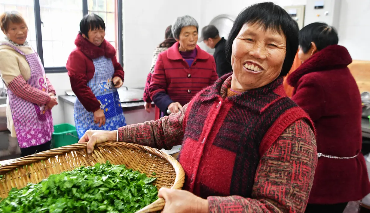 Sukarelawan memasak di sebuah kantin untuk warga lanjut usia (lansia) di Desa Yingshan, Kota Quanzhou, Provinsi Fujian, China pada 17 Desember 2020. Banyak desa dan komunitas di Quanzhou mendirikan kantin makanan gratis untuk warga berusia 60 tahun ke atas yang tinggal sendiri. (Xinhua/Wei Peiquan)