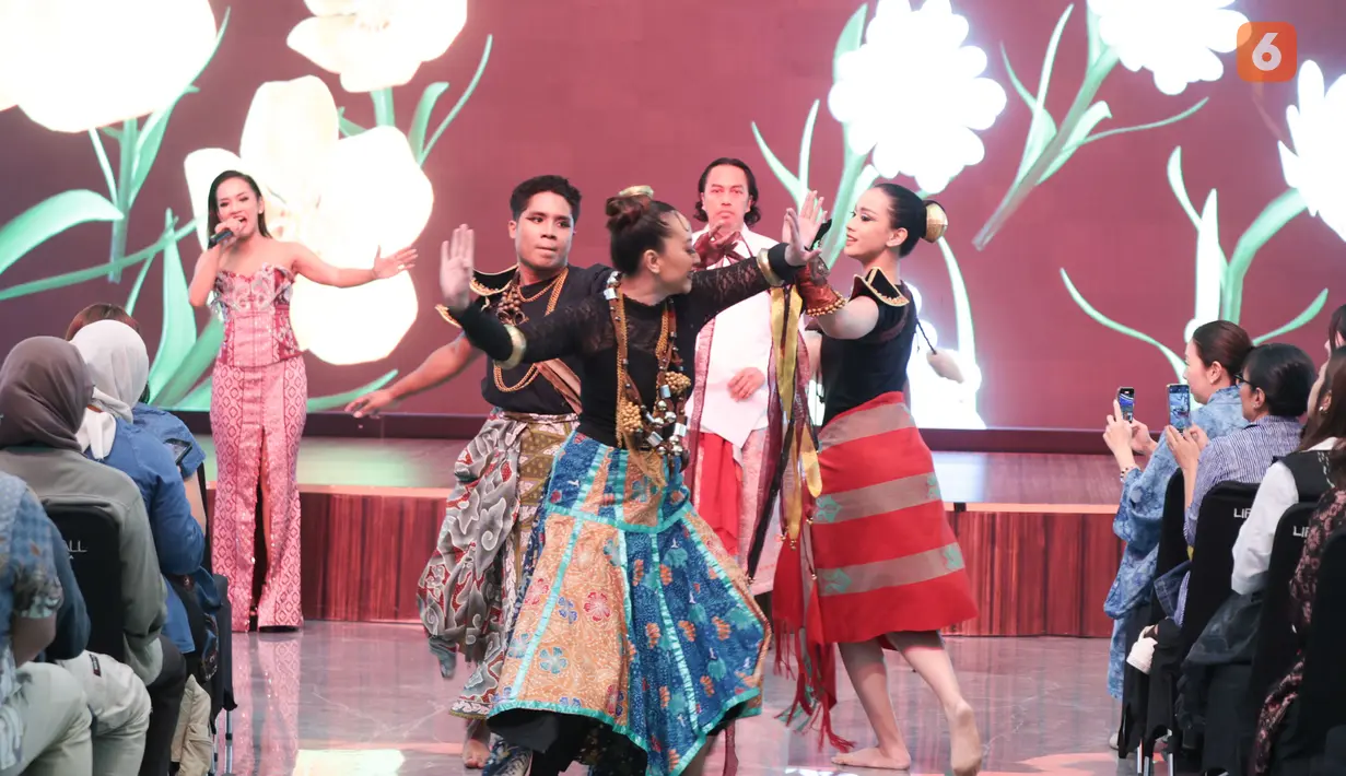 Sejumlah model memperagakan tarian saat peluncuran tema HEAL (Humanity, Earth, and Life) untuk Jember Fashion Carnaval 2026 di Jakarta. Karnaval yang akan berlangsung pada 24–26 Juli 2026 di Jember, Jawa Timur, mengusung pesan harmoni antara manusia, bumi, dan kehidupan melalui karya seni, budaya, serta kreativitas yang mengedepankan nilai keberlanjutan. (KLY/Budy santoso)