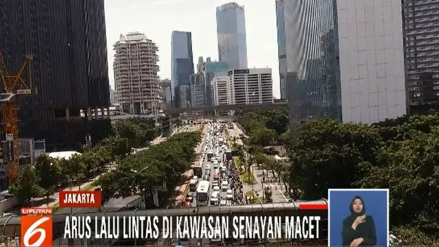 Tidak hanya di kawasan Arteri Semanggi, kemacetan juga terjadi di jalan tol yang menuju Senayan.