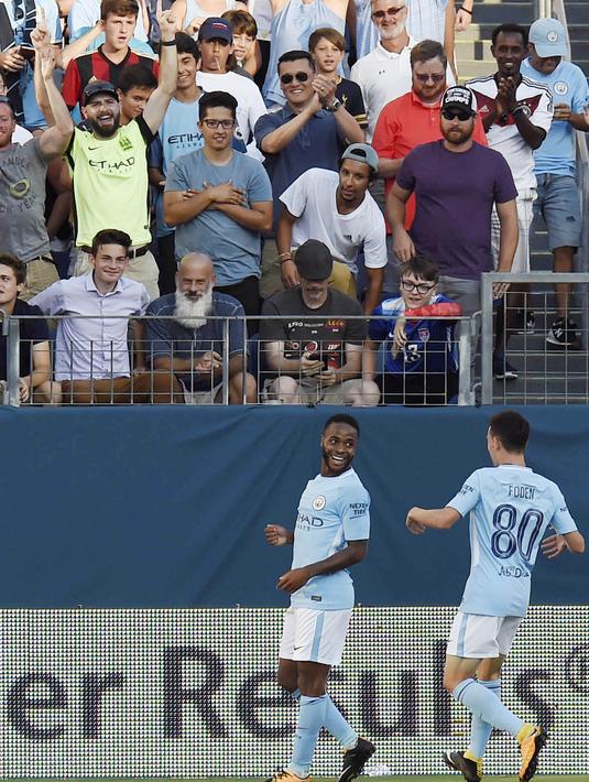 Striker Manchester City, Raheem Sterling, melakukan selebrasi usai mencetak gol ke gawang Tottenham Hotspur pada laga ICC 2017 di Stadion Nissan, Nashville, AS (29/7/2017). Manchester City menang 3-0 atas Tottenham Hotspur. (AP/Mark Zaleski)