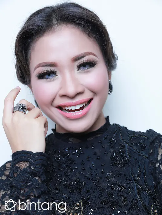 Ketika ditemui di sela-sela penampilannya di D’Academy Asia beberapa waktu lalu, kontestan yang kerap disebut memiliki kemiripan dengan penyanyi Rossa ini mengungkapkan isi pikirannya mengenai dangdut. (Galih W. Satria/Bintang.com)