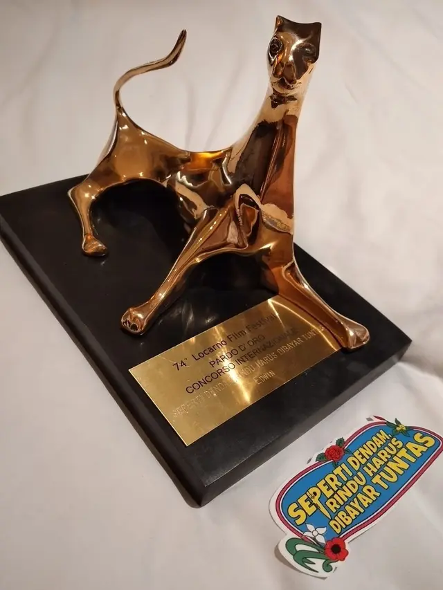 Piala Golden Leopard.