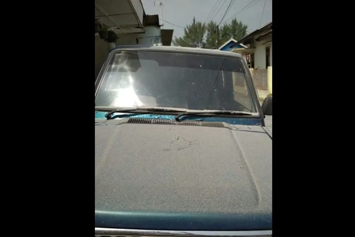 Mobil yang terkena abu vulkanik
